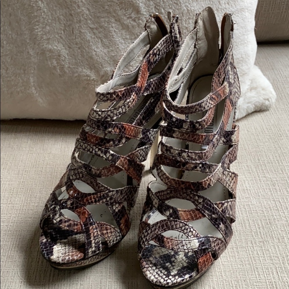 Jennifer López, Zip Up Bootie - Heels